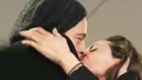 Angelina Jolie a Brad Pitt se na finále amerického Superbowlu vášnivě políbili.