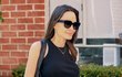 Extrémně štíhlá Angelina Jolie předvedla obří silikony bez podprsenky.