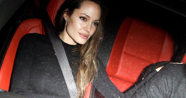 Angelina Jolie měla dramatickou autonehodu: U vozu explodovala pneumatika!