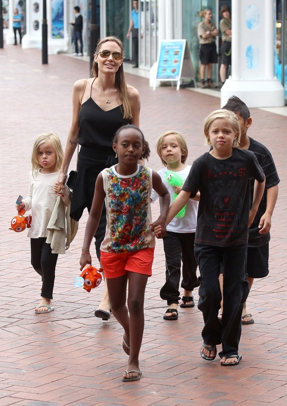 Angelina se všemi svými šesti dětmi