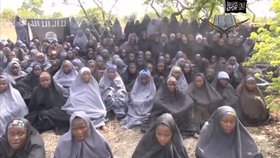 Teroristická skupina Boko Haram unesla na 200 školaček. Teď je propustí.