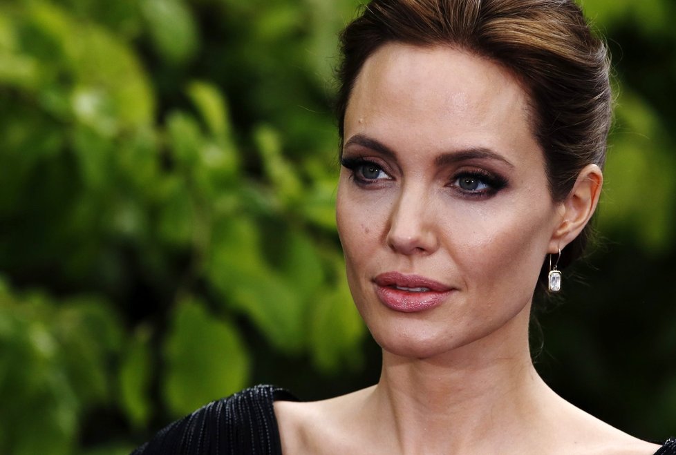 Angelina byla na obřadu dojatá.