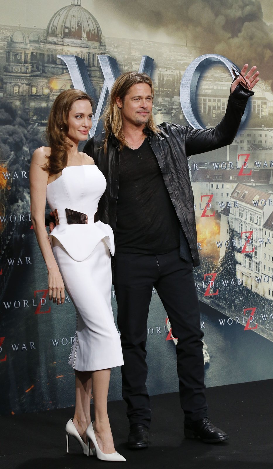 Brad Pitt s Angelinou Jolie. Delší vlasy mu sekly.