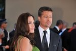 Těhotná americká herečka Angelina Jolie a její přítel, herec Brad Pitt, propagují v Cannes animovaný snímek ´Kung Fu Panda´.