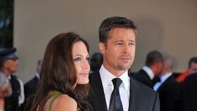Těhotná americká herečka Angelina Jolie a její přítel, herec Brad Pitt, propagují v Cannes animovaný snímek ´Kung Fu Panda´.