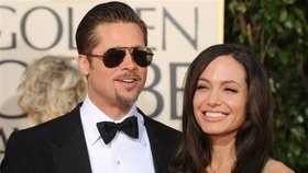 Nejsledovanější pár - Brad Pitt s prošedivělou bradkou a Angelina Jolie.