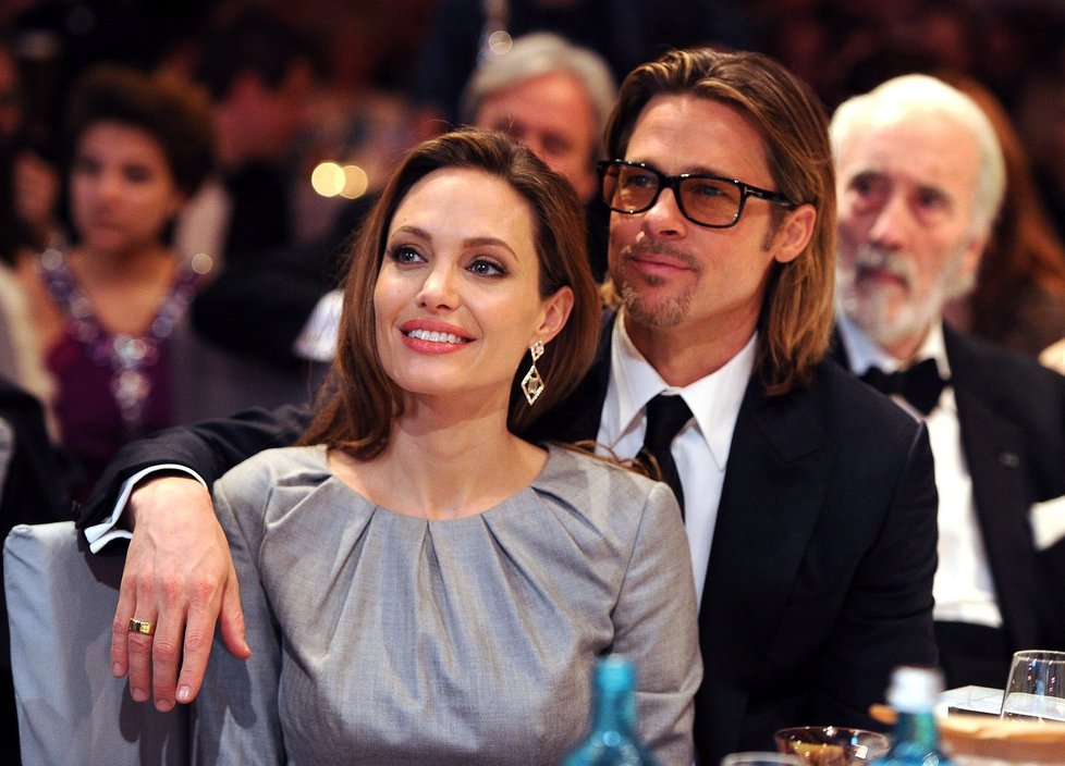 Brad Pitt svou partnerku Angelinu hrdě objímal