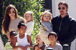 Osmičlenná rodina Jolie-Pittových.