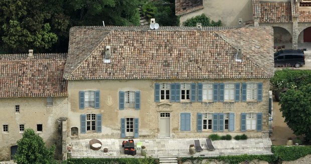 Malebná vinice se zámečkem Chateau Miraval.