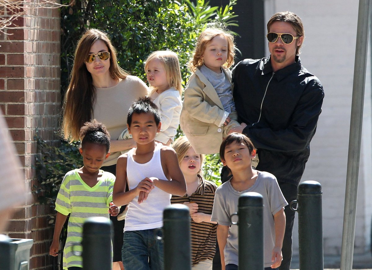 Taková (ne)normální rodinka aneb Angelina, Brad a jejich šest dětí v ulicích