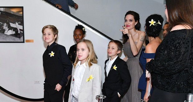 Angelina Jolie s dětmi na premiéře filmu First They Killed My Father