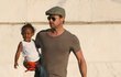 Brad Pitt drží za ruku syna Paxe Thiena a na ruce má Zaharu Marley (2007).
