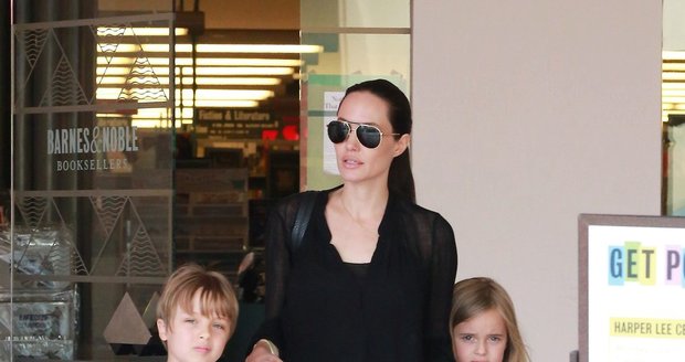 Angelina Jolie s dvojčaty Vivienne Marcheline a Knoxem Leonem