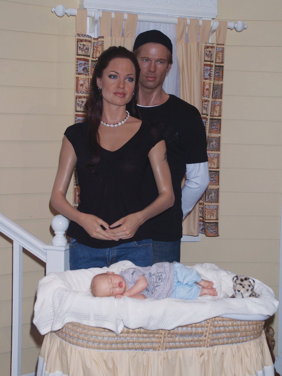 Voskové figuríny Angeliny Jolie, Brada Pitta a jejich prvorozeného společného potomka, dcery Shiloh.