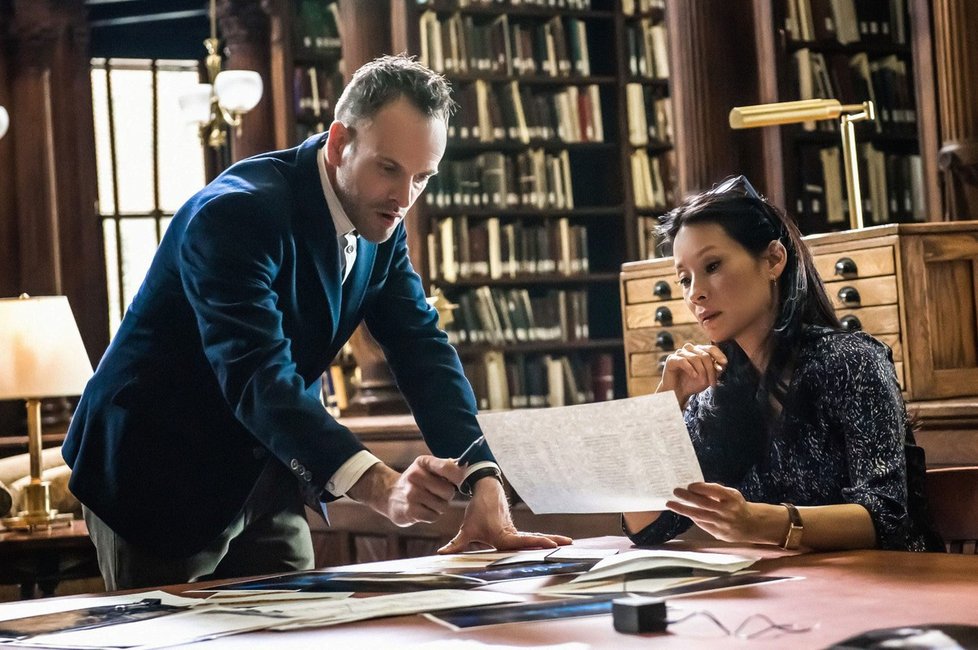 Johnny Lee Miller a Lucy Liu v seriálu Sherlock: Jak prosté