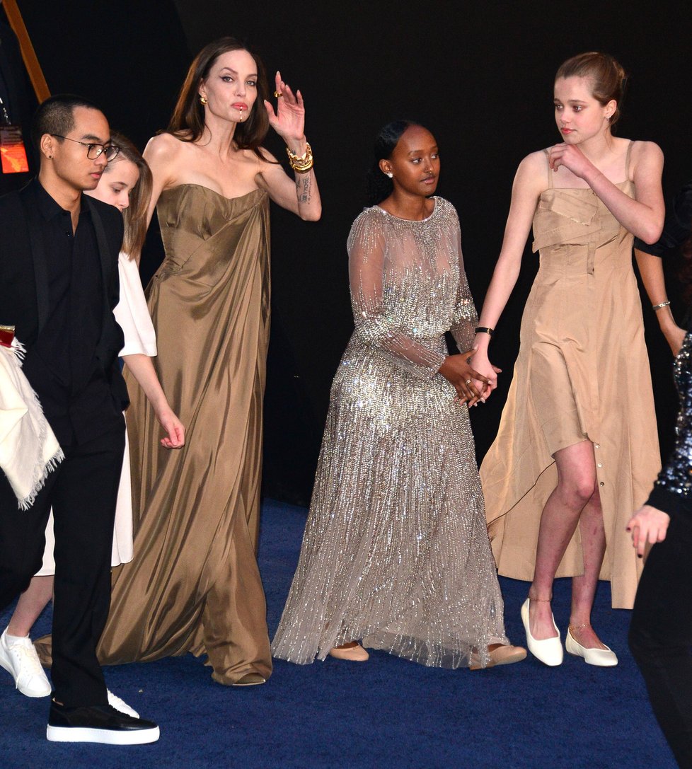 Angelina Jolie s dcerami Zaharou a Shiloh