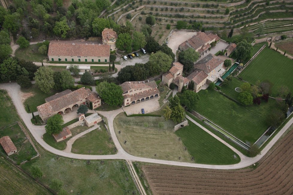 Panství Miraval - pozemek u zámku má rozlohu 404 hektarů.