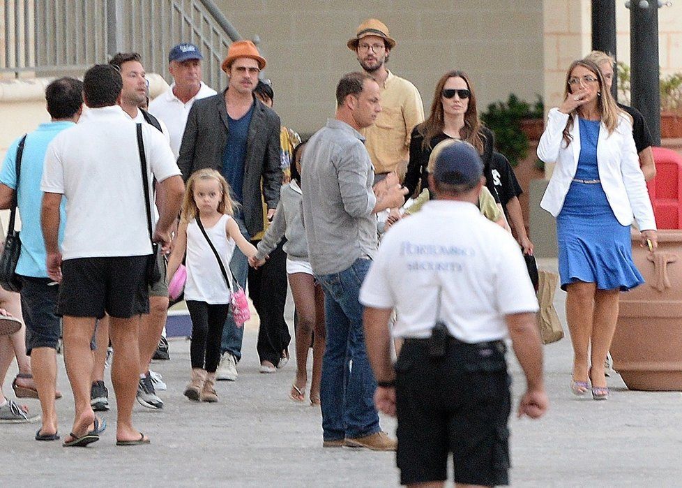Novomanželé Angelina Jolie s Bradem Pittem tráví líbánky na Maltě i s dětmi.