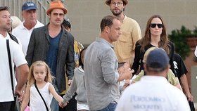 Brad Pitt s Angelinou Jolie makají i na líbánkách. Kromě toho, že se starají o svých šest dětí, natáčejí svůj nový film.