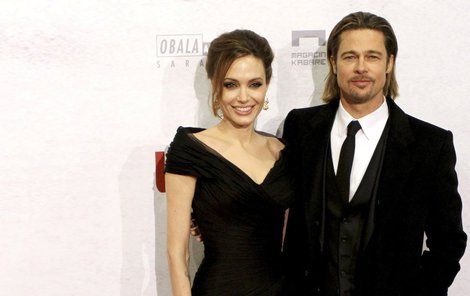 Brad Pitt a Angelina Jolie se rozvádějí.