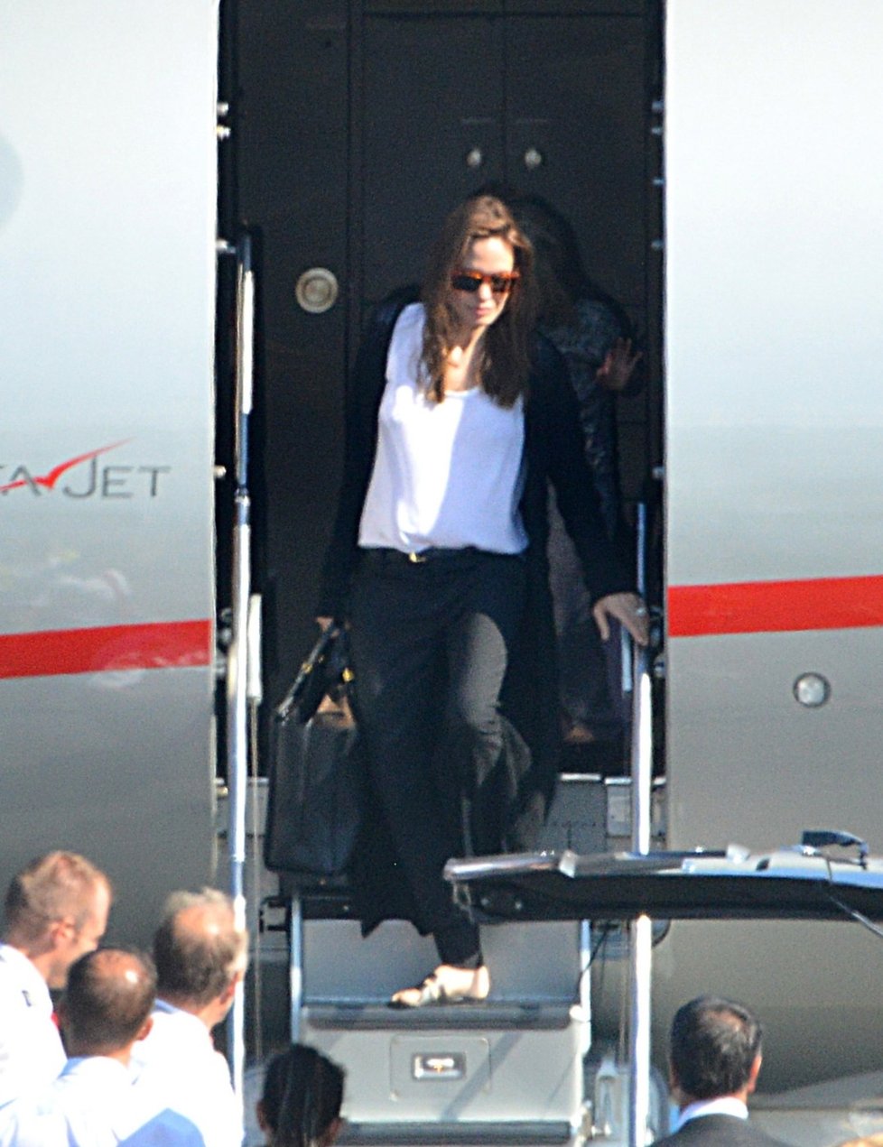 Angelina Jolie vystupuje z letadla na letišti v Nice.