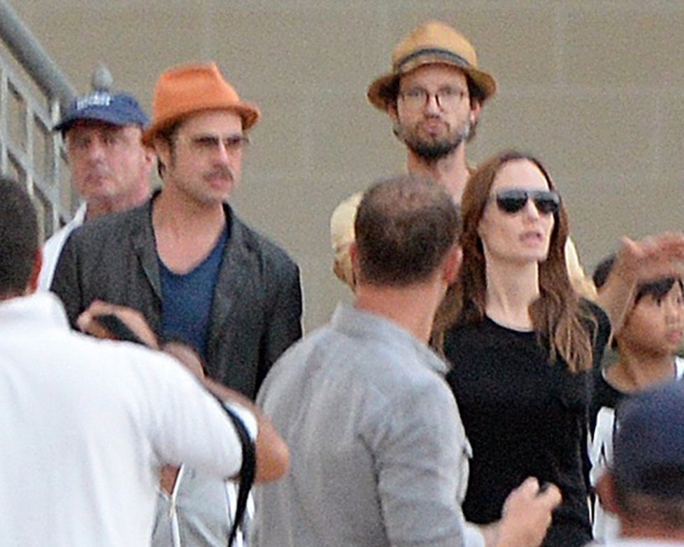 Novomanželé Angelina s Bradem jsou na líbánkách už tři týdny. Natáčí tam scény ke svému novému filmu.