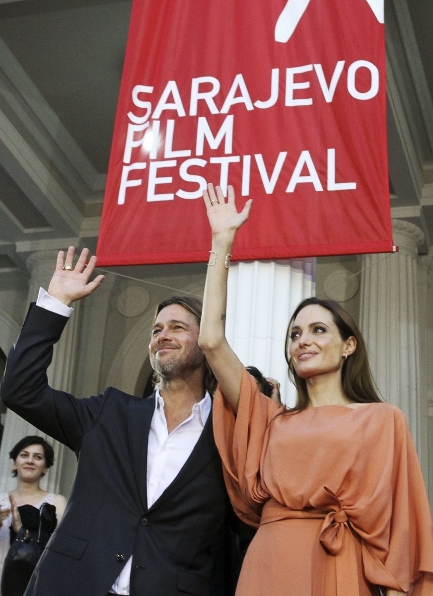 Brad s Angelinou na festivalu v Sarajevu mávali fanouškům