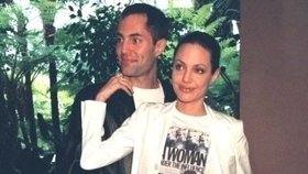 Angelina Jolie se svým bratrem Jamesem Havenem zveřejnili unikátní video ze svého dětství.
