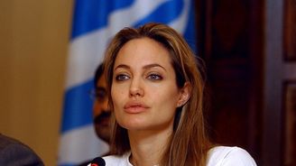 Angelina Jolie musela z Bosny kvůli sporu o znásilnění ve filmu