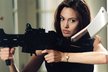 Angelina Jolie se zbraní nebojí ani v roli paní Smithové.