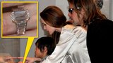 Angelina Jolie se chlubí zásnubním prstenem od Pitta za pět milionů!