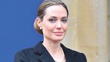 Angelina Jolie (37) šokovala svět: Nechala si amputovat prsa!