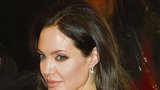 Angelina Jolie: Drogy a sex s více muži!