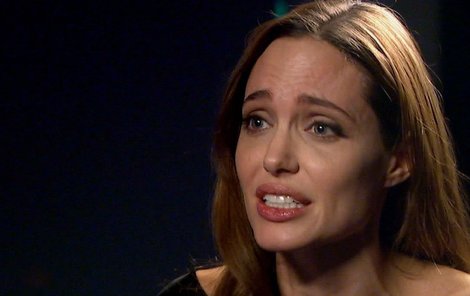 Emoce. Ani Jolie není z kamene. Během rozhovoru se několikrát rozplakala.
