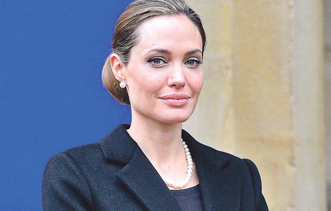 Angelina Jolie (37) šokovala svět: Nechala si amputovat prsa!