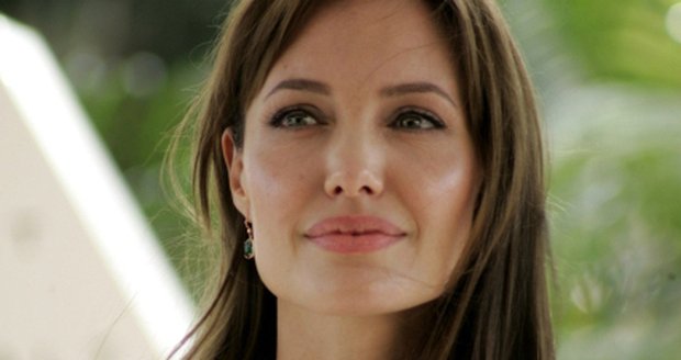 Angelina Jolie se kvůli roli ve filmu Salt musela naučit rusky.