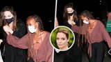 Mrtvolně bílá Angelina Jolie se ukázala s další dcerou (16)! Co ta podivná chůze?