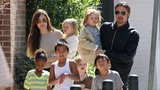 Angelina a Brad konečně 'vyvenčili' rodinu