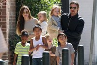 Angelina a Brad konečně 'vyvenčili' rodinu