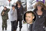 Zatímco si Angelina Jolie vesele lyžuje s dětmi, Brad Pitt si bez dětí zoufá.