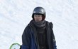 Adoptovaný syn Angeliny Jolie a Brada Pitta Maddox se snowboardem na horách.