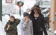 Angelina Jolie s dětmi Shiloh (vpředu) a Knoxem na zmrzlině na prázdninách v Aspenu.