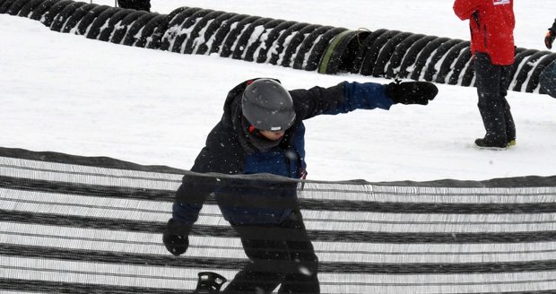 Adoptovaný syn Angeliny Jolie a Brada Pitta Maddox na snowboardu