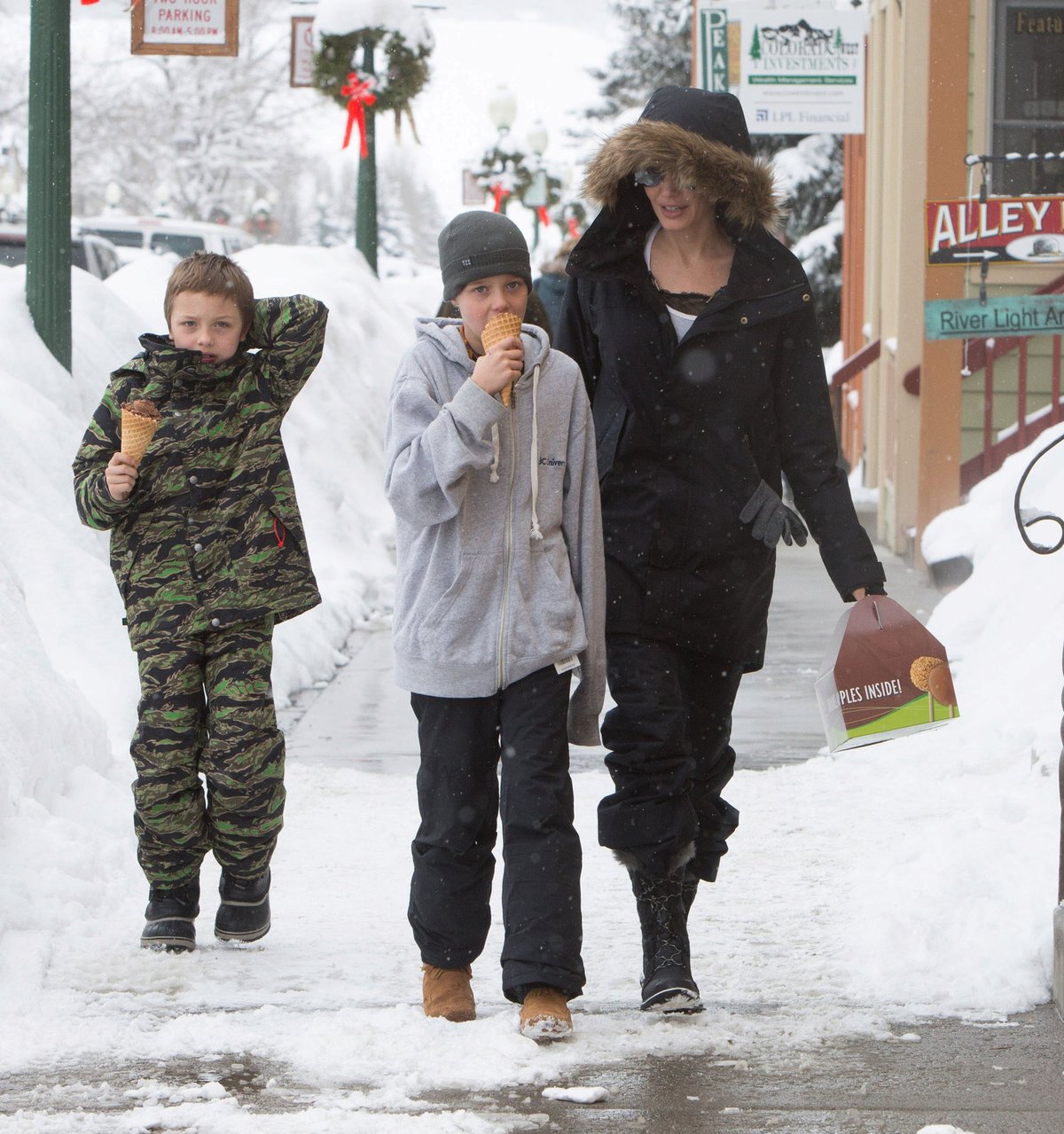 Angelina Jolie s dětmi Shiloh (vpředu) a Knoxem na prázdninách v Aspenu.