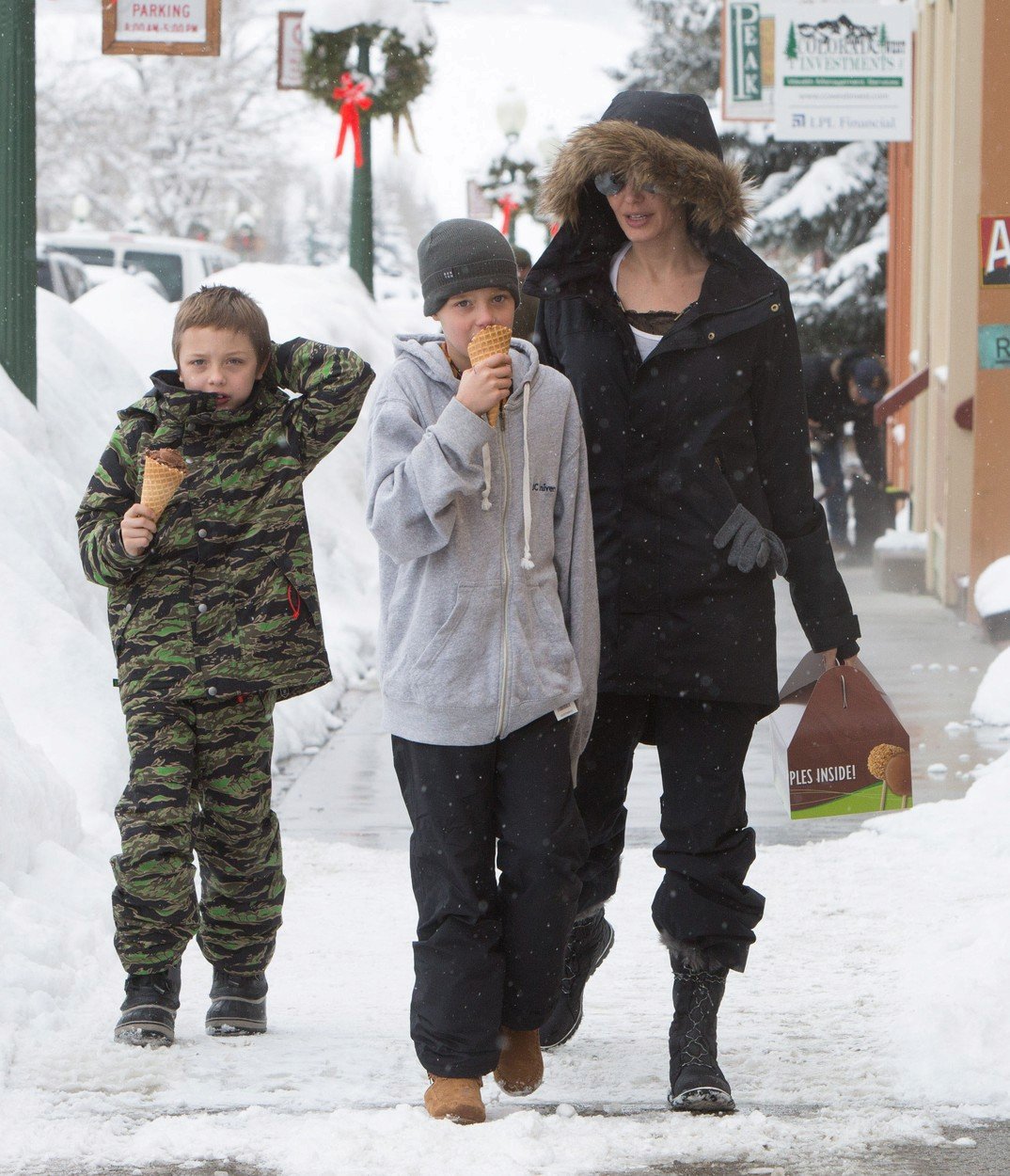 Angelina Jolie s dětmi Shiloh (vpředu) a Knoxem na zmrzlině na prázdninách v Aspenu.