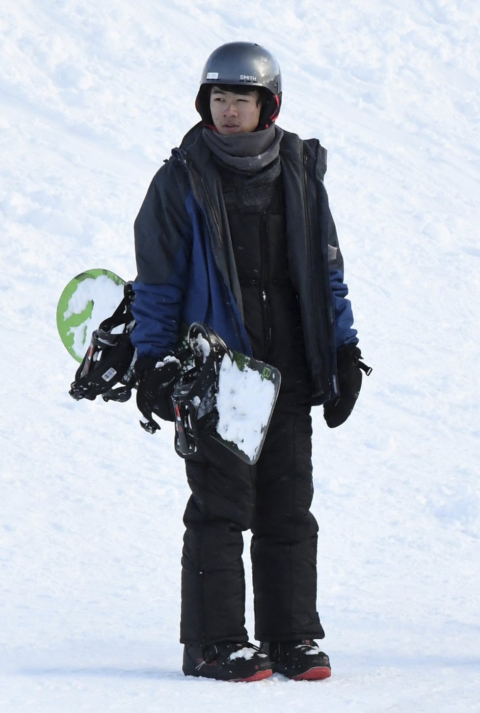 Adoptovaný syn Angeliny Jolie a Brada Pitta Maddox se snowboardem na horách.