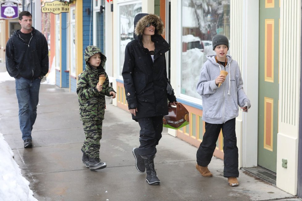 Angelina Jolie s dětmi Shiloh (vpředu) a Knoxem na zmrzlině na prázdninách v Aspenu