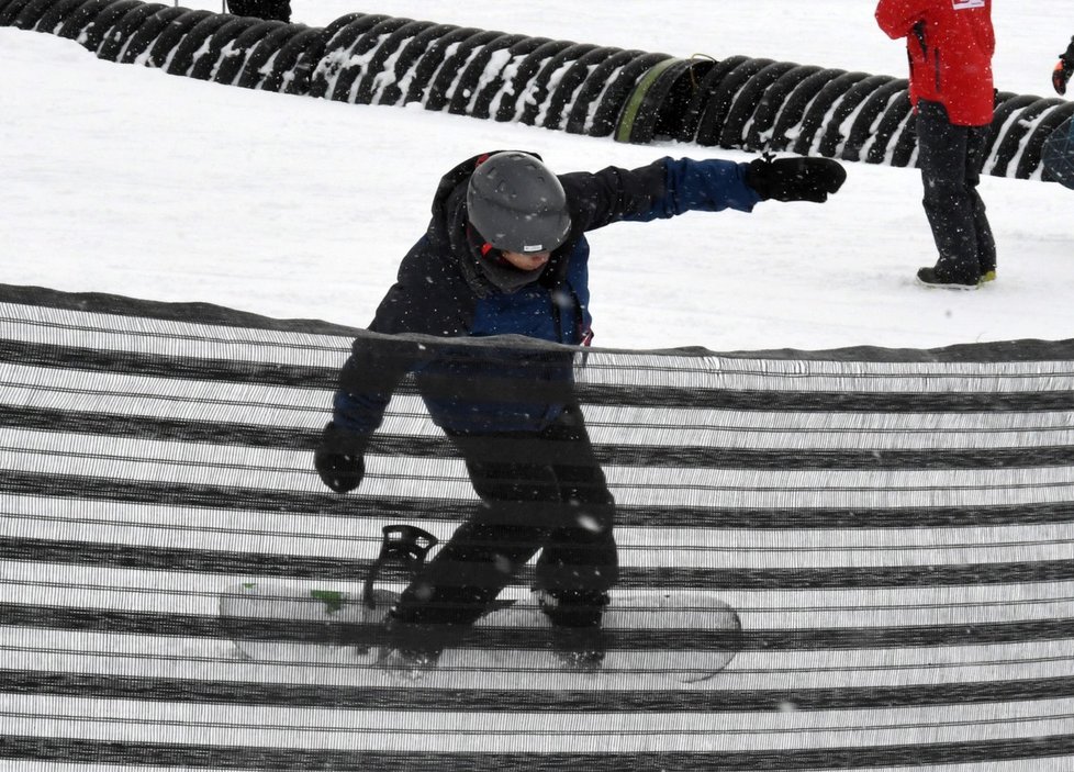 Adoptovaný syn Angeliny Jolie a Brada Pitta Maddox na snowboardu.