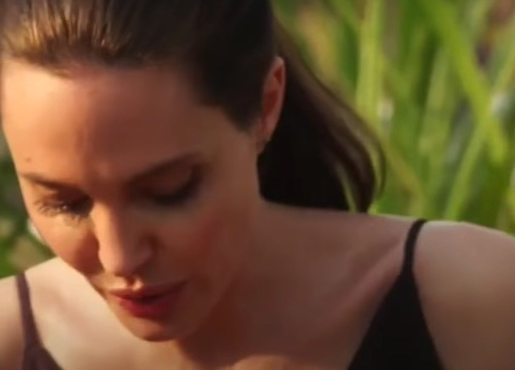 Angelina Jolie si pochutnává na tarantuli.