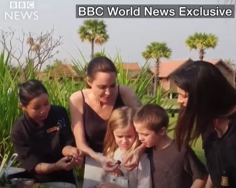 Angelina Jolie s dětmi v Kambodži připravila a snědla tarantuli a další havěť.
